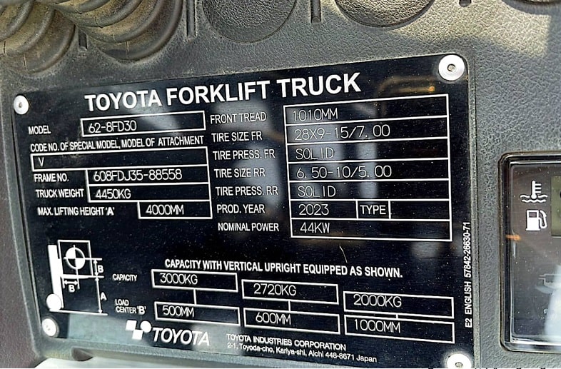 Xe nâng dầu 3 tấng Toyota 62-8FD30 608FDJ35-88558